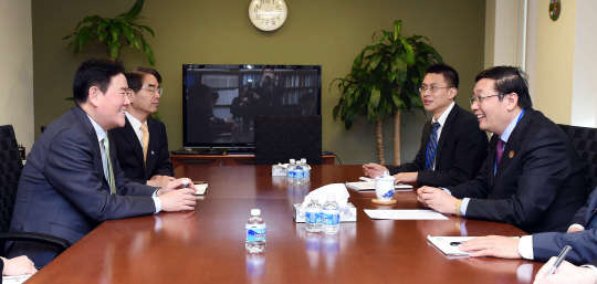 IMF/WB 춘계회의 및 G20 재무장관회의 참석차 미국 워싱턴을 방문중인 최경환 경제부총리 겸 기획재정부 장관이 17일(현지시간) 세계은행(WB)에서 러우 지 웨이 중국 재무장관과 양자회담을 하고 있다.